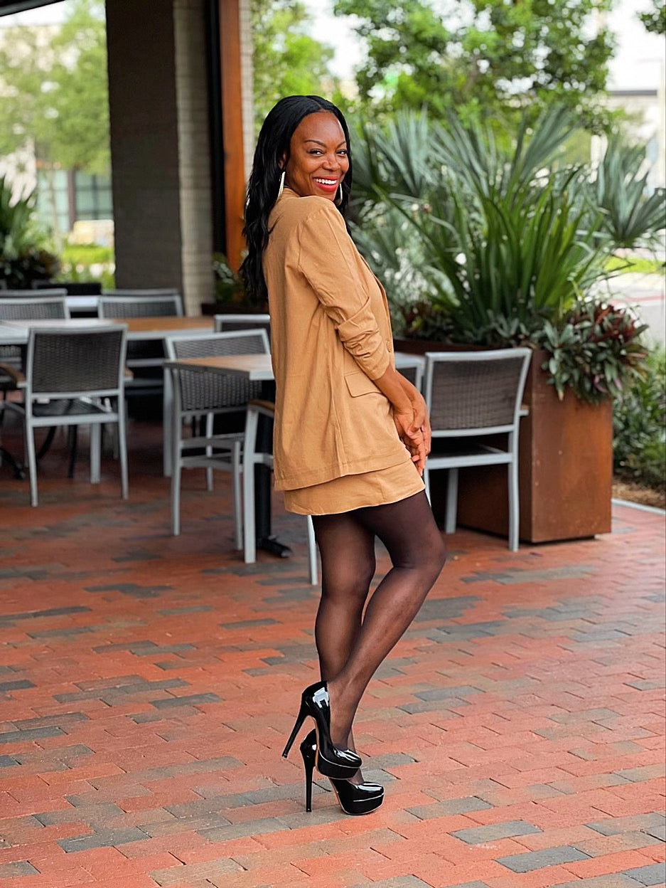 OVERSIZED BLAZER/ SHORT SKIRTS / STOCKINGS